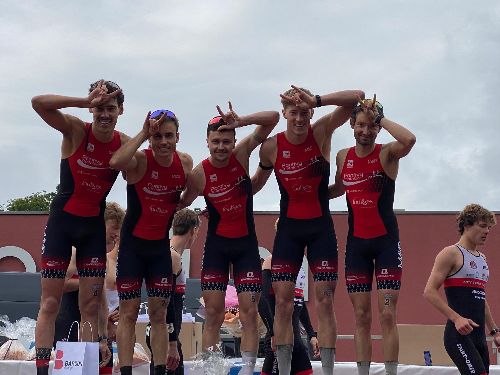 Équipe masculine de Pontivy Triathlon sur le podium, en tenue du club