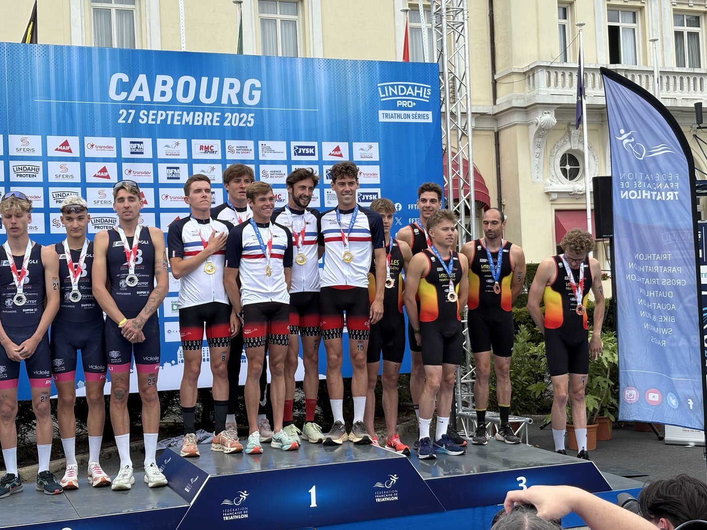 Athlètes de Pontivy Triathlon sur le podium des Triathlon Séries à Cabourg, 27 septembre 2025